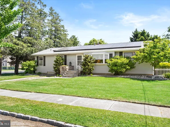 400 Larchmont Dr, Delanco, NJ 08075