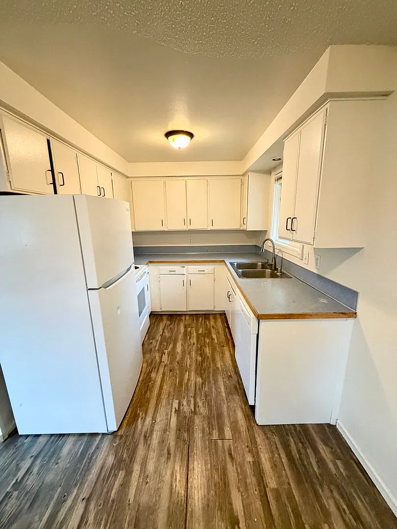 2 Bedroom, 1 Bath Duplex With Garage! — Photo 3