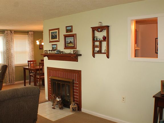 3rd image of 1604 Hilltop Dr