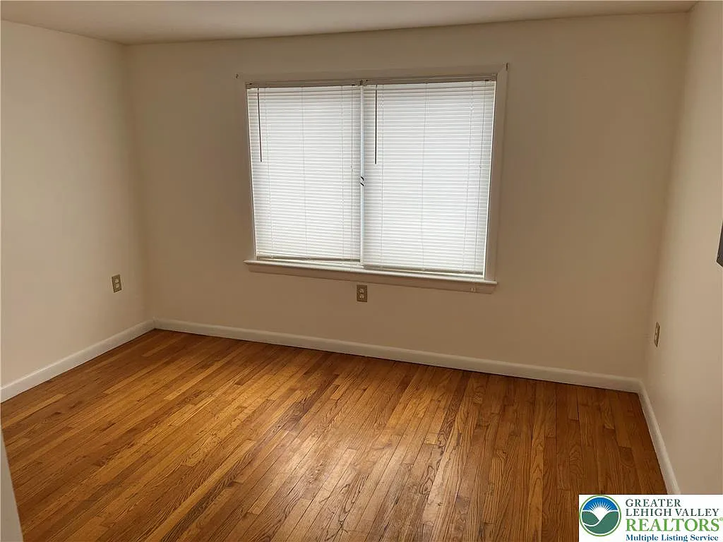 2 bed, 1.0 bath, 900 sqft, $1,150 — Photo 2