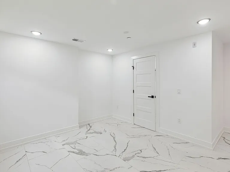 2550 Hope St — Photo 22