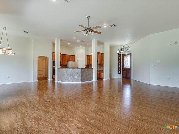 5th image of 303 Texas Country Dr