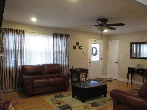 3rd image of 46 Hollis Dr
