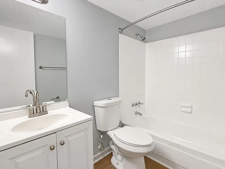 412 Fairfax Dr #6 — Photo 2