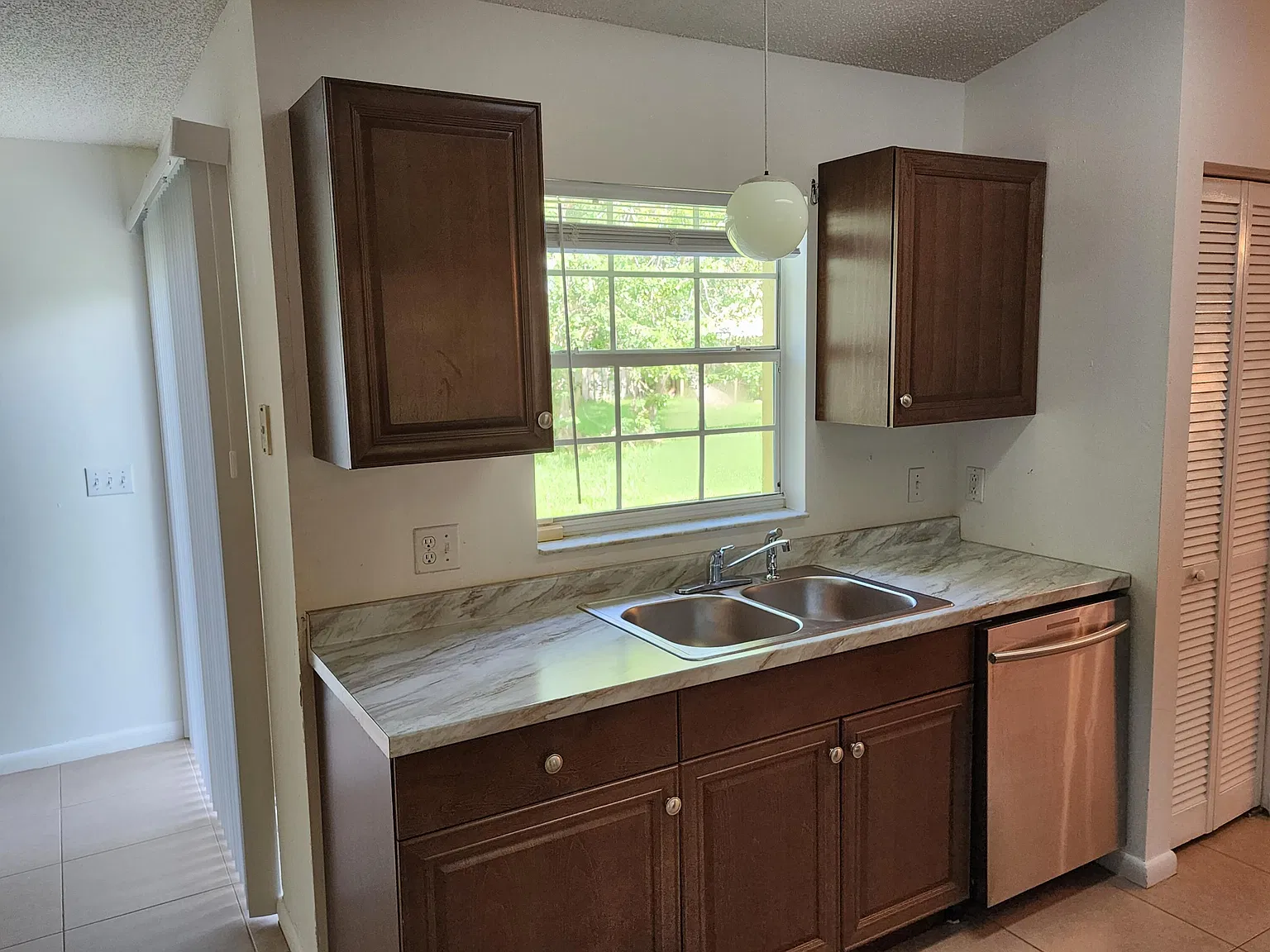 3 bed, 2.0 bath, 1572 sqft, $2,350 — Photo 3