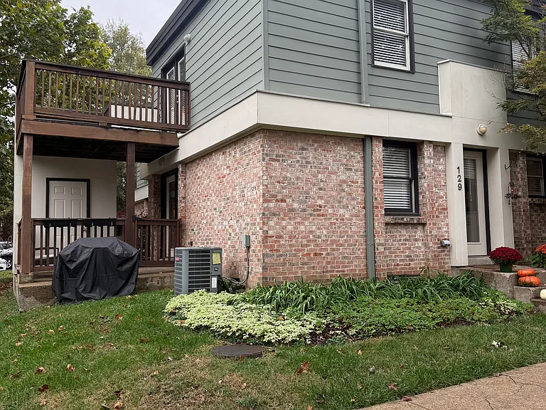 940 Gale Ln #129 — Photo 2