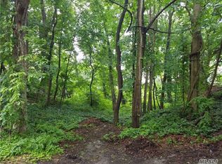 33 Phoenix Rd, Rocky Point, NY 11778