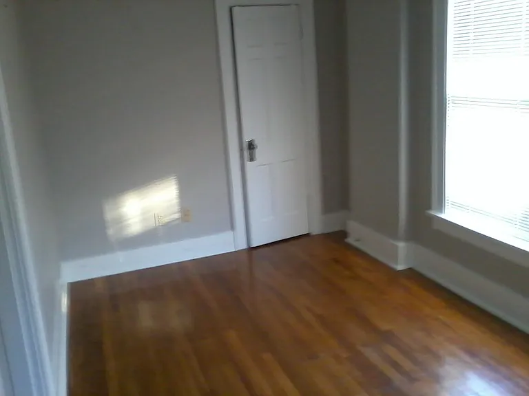 211 E 10th St — Photo 11