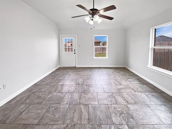 3rd image of 112 Halifax Cir