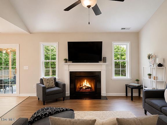 5th image of 407 Hidden Oaks Drive