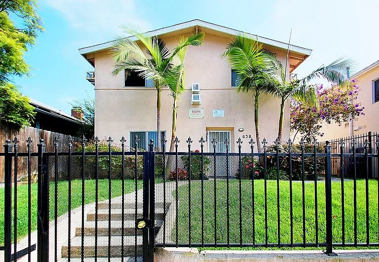 638 Broadway St — Photo 1