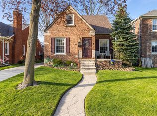 1840 Hampton Rd, Grosse Pointe Woods, MI 48236