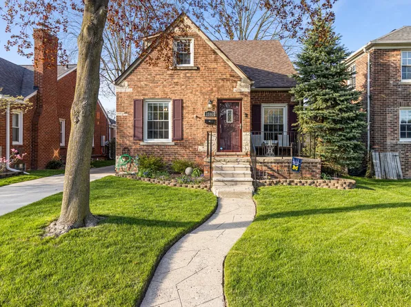 1840 Hampton Rd, Grosse Pointe Woods, MI 48236