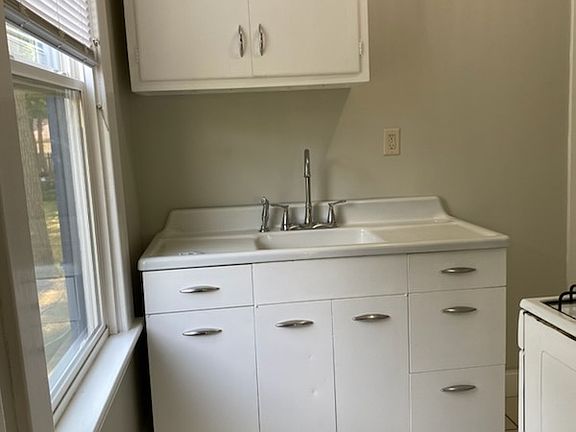 3rd image of 620 Hawthorne St NE