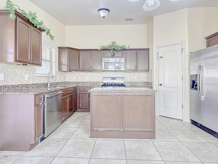 14325 Woods Point Ave — Photo 11
