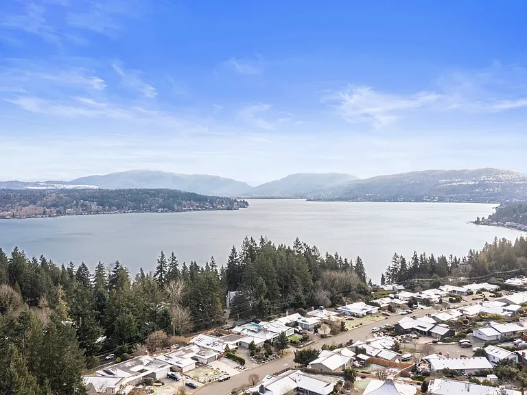 Lakeridge Apartments — Photo 2