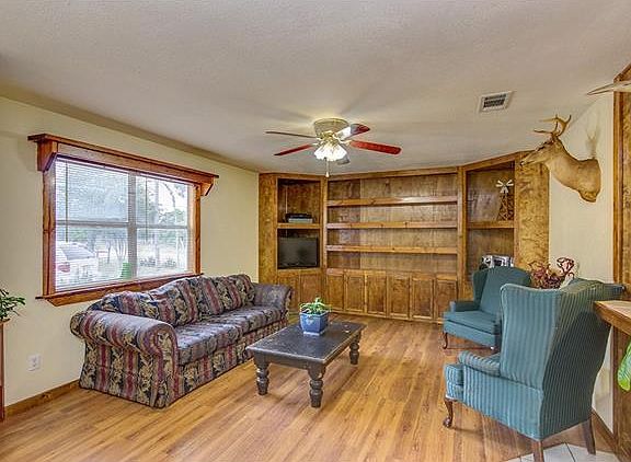 4th image of 302 Lake View Dr