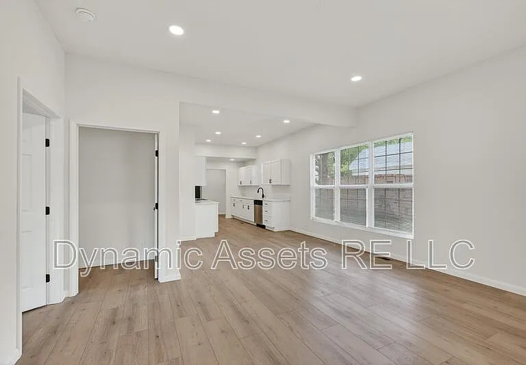 542 E 23rd St — Photo 1