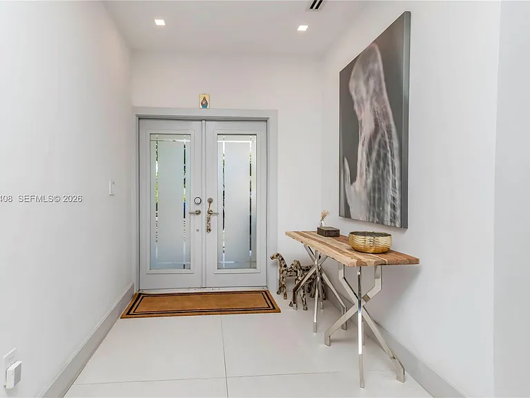 301 Shore Dr E — Photo 6