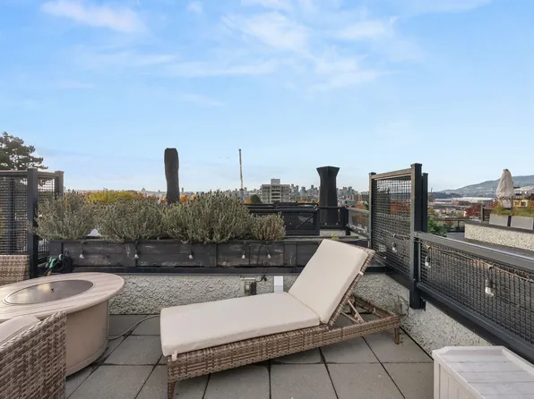 1851 Adanac St #4, Vancouver, BC V5L 2E1