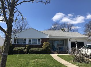 26607 69th Ave, Glen Oaks, NY 11004