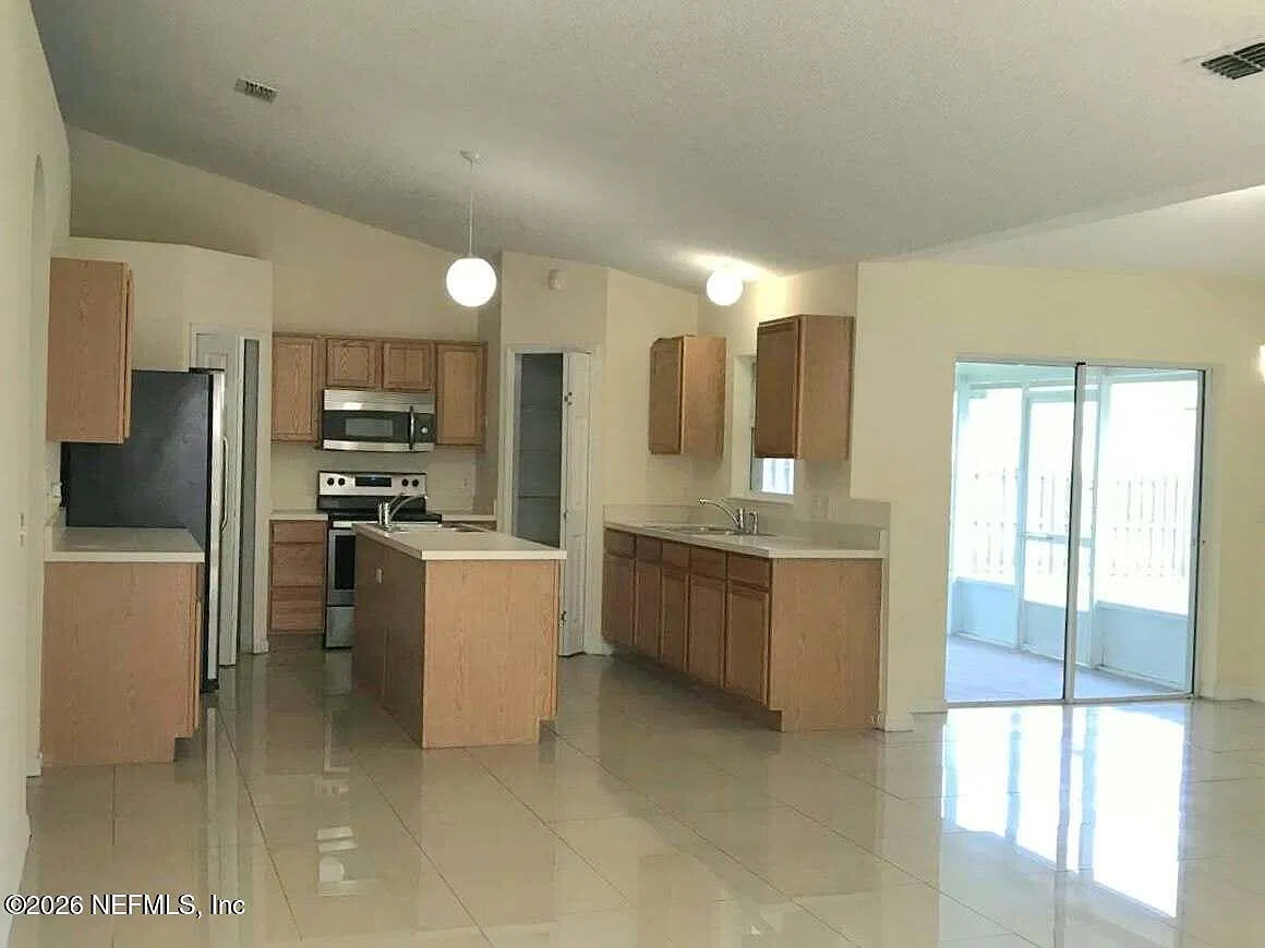 4 bed, 2.0 bath, 2129 sqft, $2,150 — Photo 3