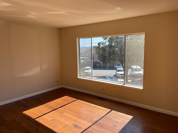 2nd image of 800 Hickory Pl