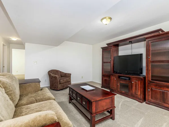 3063 Deerwood Cir, Dubuque, IA 52003