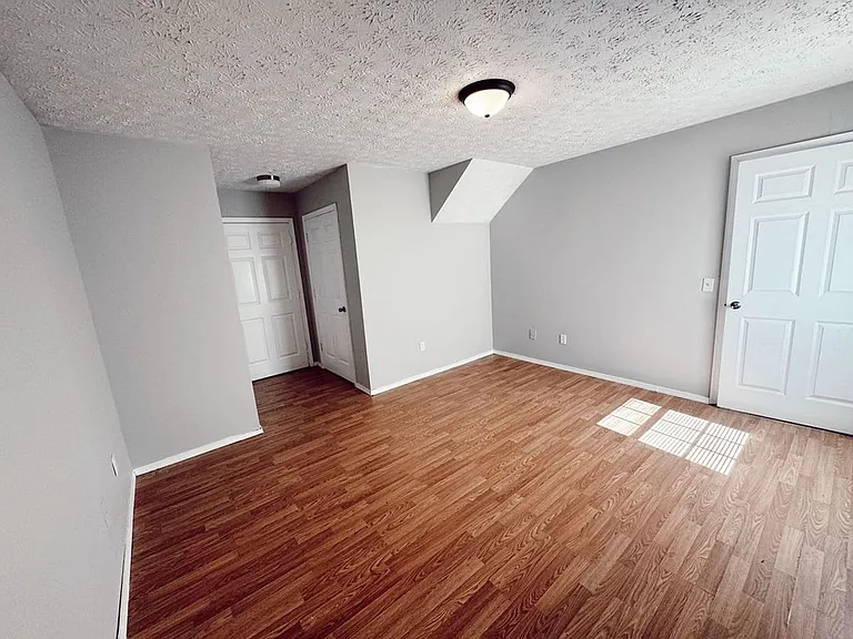 Valley View Apartments — Photo 28