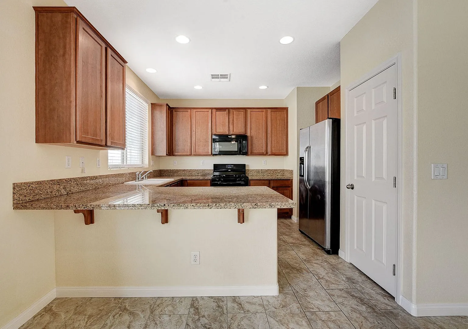Immaculate 3 bedroom+ den! — Photo 4