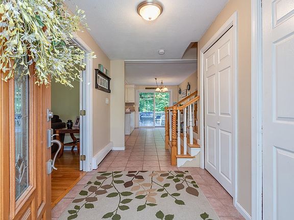 3rd image of 8 Ross Dr