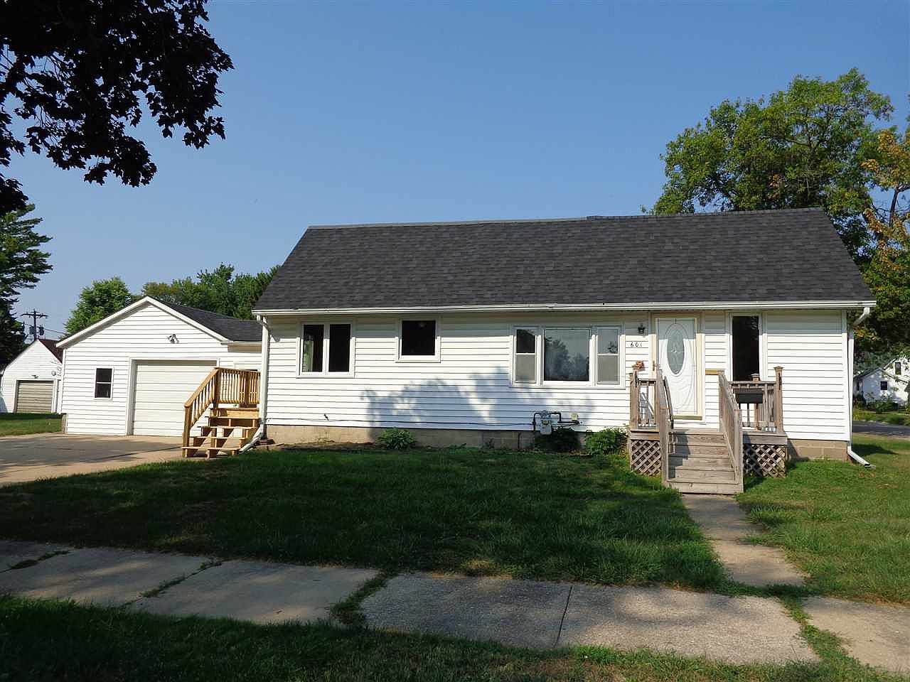 601 Clinton St Charles City Ia 50616 Zillow