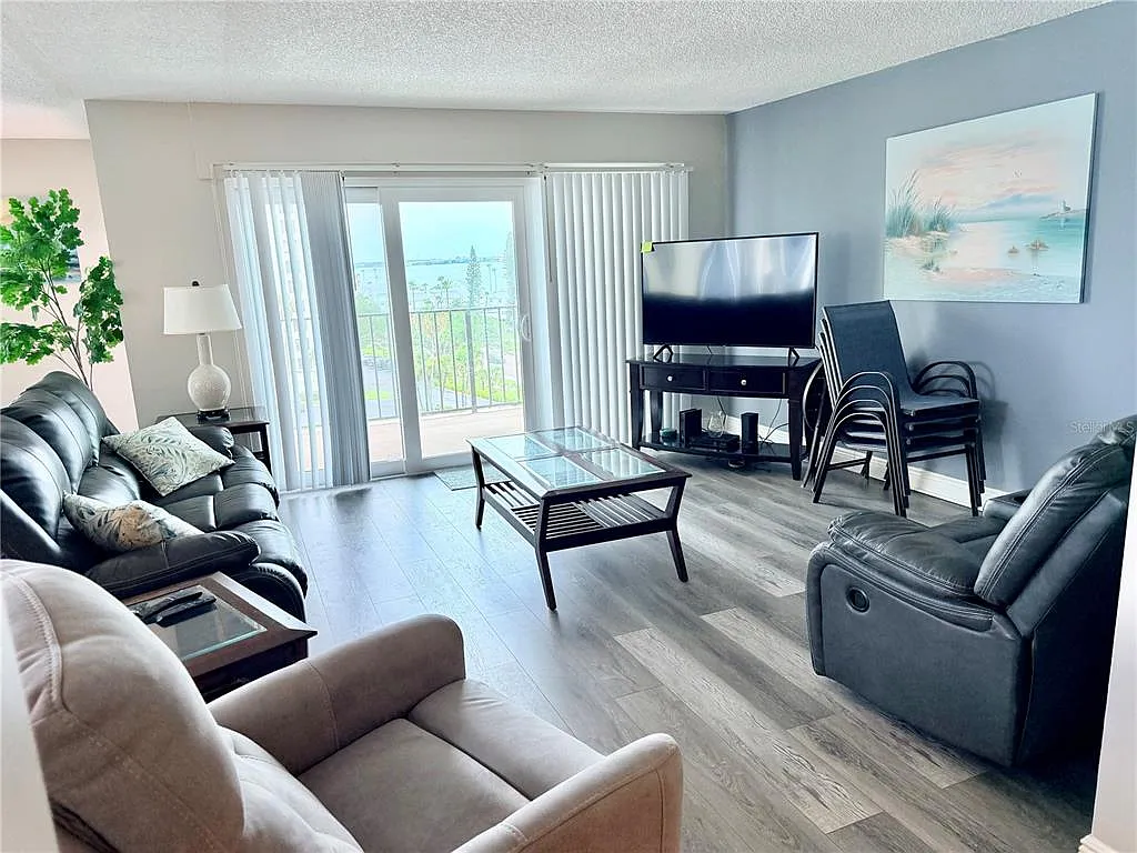 2 bed, 2.0 bath, 1619 sqft, $3,900 — Photo 2
