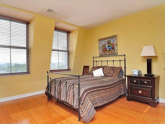 5th image of 149 Essex St #802