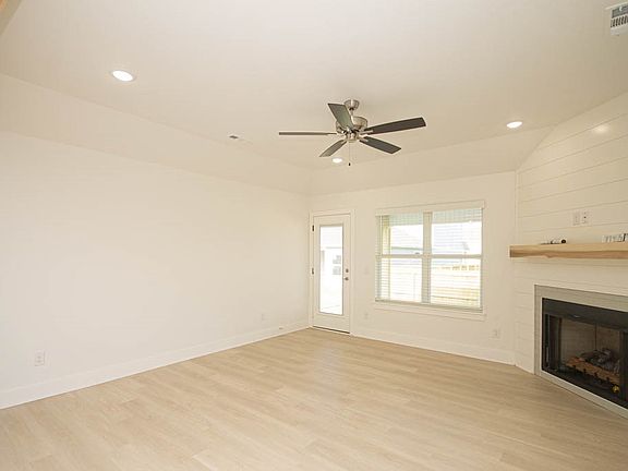 5th image of 641 S Wagon Wheel Ave