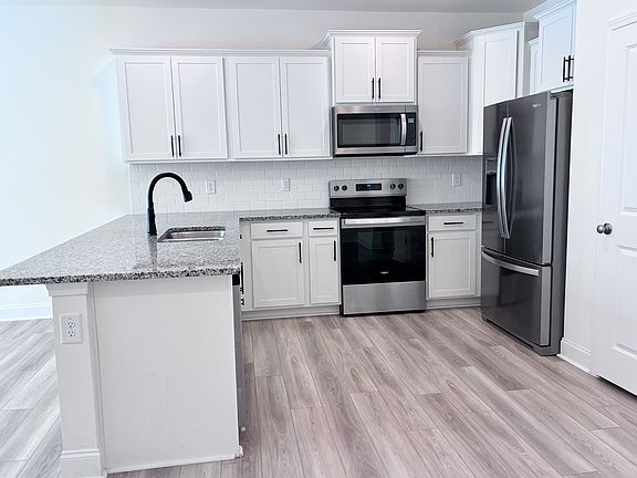 5th image of 456 La Maison Ave