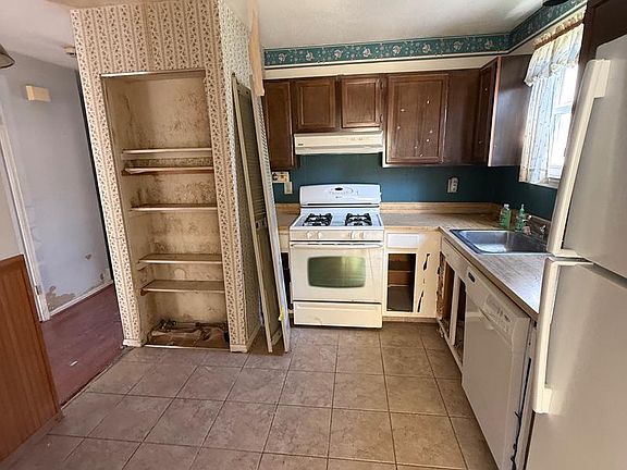5th image of 32 River Bank Dr