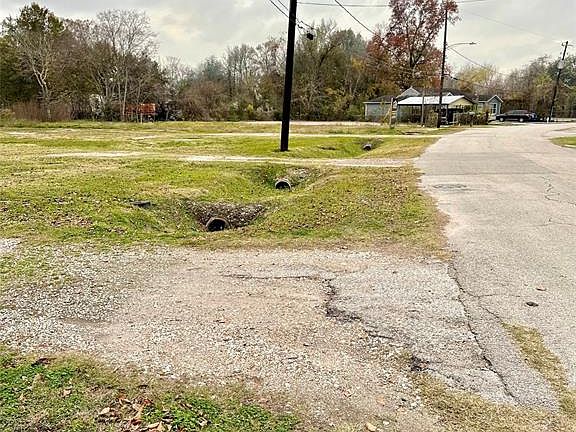 4th image of 945 Reverend B J Lewis Drive