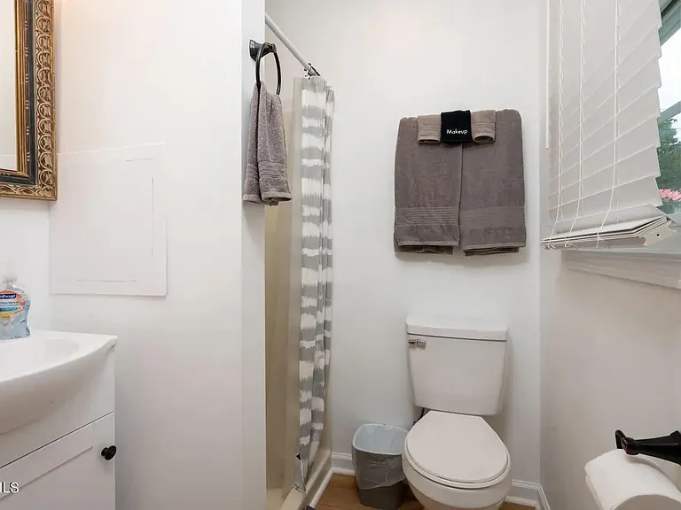 2418 Vines St — Photo 17