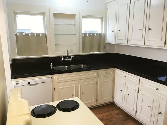 5th image of 626 N Beachwood Dr