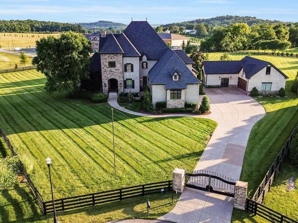 7219 Prairie Falcon Dr, Arrington, TN 37014