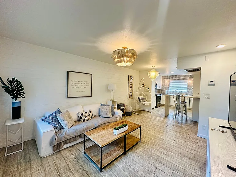 1 and 2 Bedrooms Great Location with Community Pool and Onsite Laundry! 1/2 of Mile from U of A — Photo 47