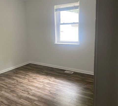 5th image of 482 Brookside Dr