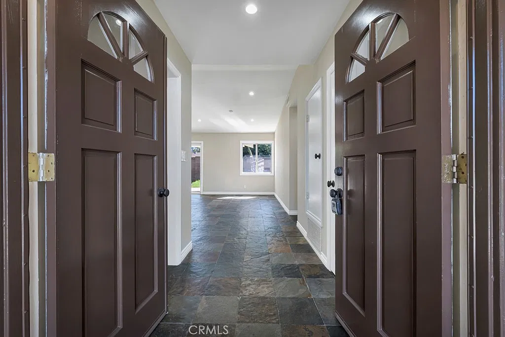 3 bed, 1255 sqft, $4,000 — Photo 2