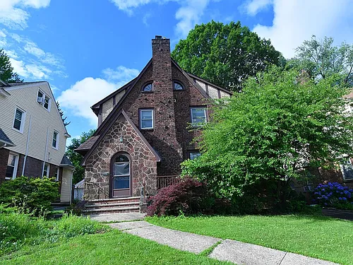 328 Demott Ave Photo 1