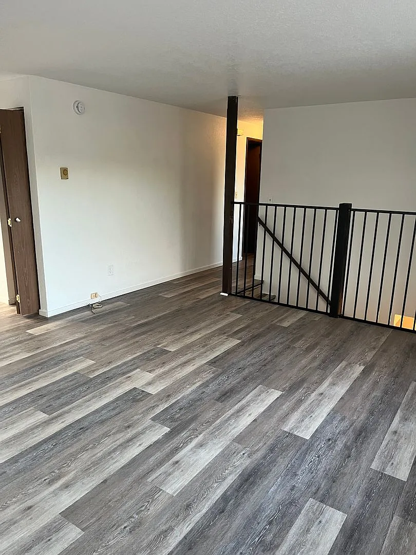 Sutherlin Upstairs 2 bedroom apartment on Comstock — Photo 1