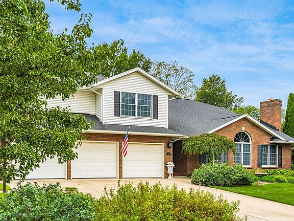 3rd image of 1139 Surrey Cir