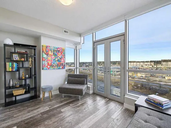 32 N Varsity Estates Cir NW #807, Calgary, AB T3A 2Y1