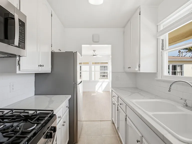 435 San Vicente Blvd — Photo 24