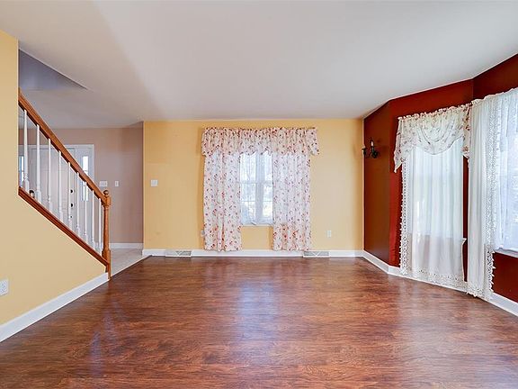 5th image of 6 Fieldcrest Ct